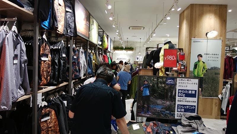 開店2日目、精算を待つレジ列