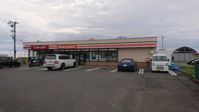 セコマが２０１４年に出店した「セイコーマート初山別店」。道内１７３市町村目の出店先となった道北地方・初山別村は人口１２００人。村内で生活必需品がひと通りそろう店はここだけだ。