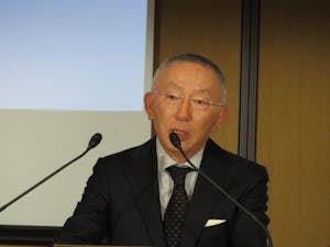 サプライチェーン改革について説明する柳井正社長