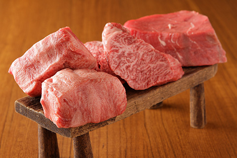 名物の1つは「伝説盛り」。厚みが5センチほどもある厚切りのタン、ハラミ、ヒレの3種盛