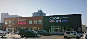 昨年10月にリニューアルオープンしたコープさっぽろなかのしま店（札幌市豊平区）。自営ドラック部門（コープドラッグ）を併設した「フード＆ドラッグ」業態で、組合員の交流拠点である「トドックステーション」も設けられている