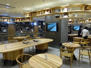 良品計画が19年11月にオープンした「無印良品京都山科店」。フ―ドコートでは同店のために地元の農家が立ち上げた飲食店も入る