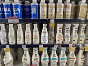 植物由来ミルクは、牛乳の代替え品として急速にその市場を広げ、スーパーによっては牛乳よりも広い売場を展開していることもある