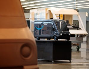 アマゾン、開発中のEV配送車のモデルを公開、22年までに1万台導入