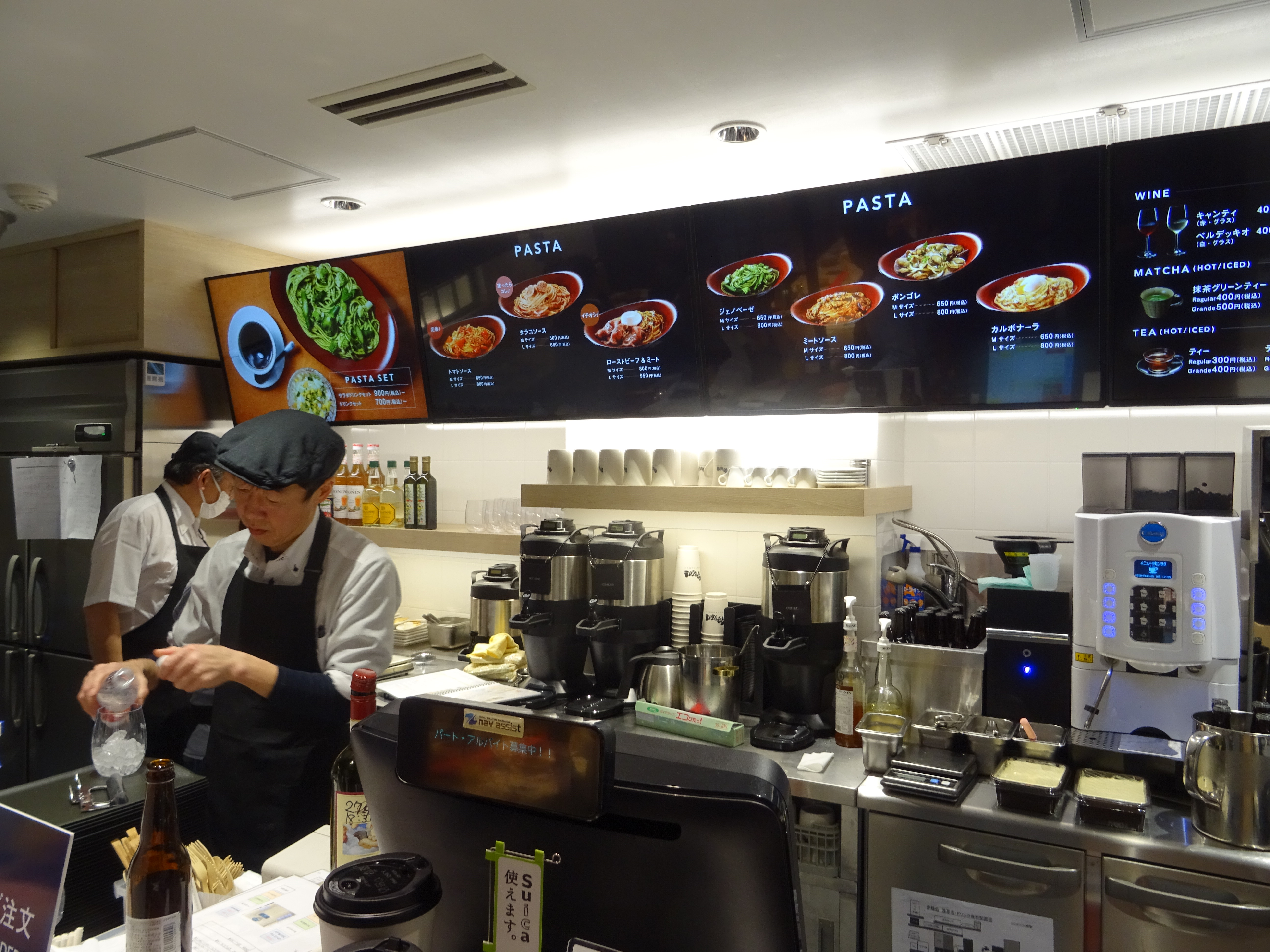 お客はレジカウンターで注文・支払いを済ませる仕組み。90秒以内に商品が提供される