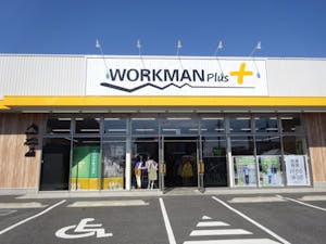 外の看板は時間帯に応じて切り替わるようになっている