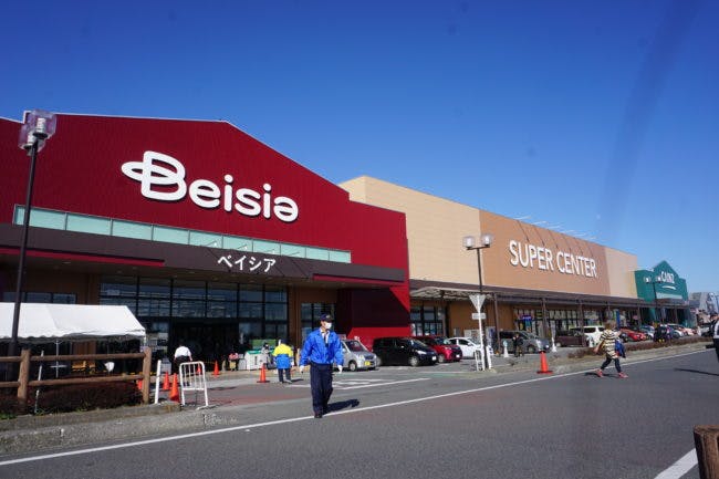 前橋吉岡店は、カインズに併設するベイシアの食品スーパーのなかで売上トップクラスの重要な店舗。さらに競争力を高めるべく新業態の店へとリニューアルした