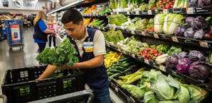 ウォルマートで働く人