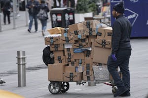 米ニューヨークで、アマゾンの荷物を運ぶ業者