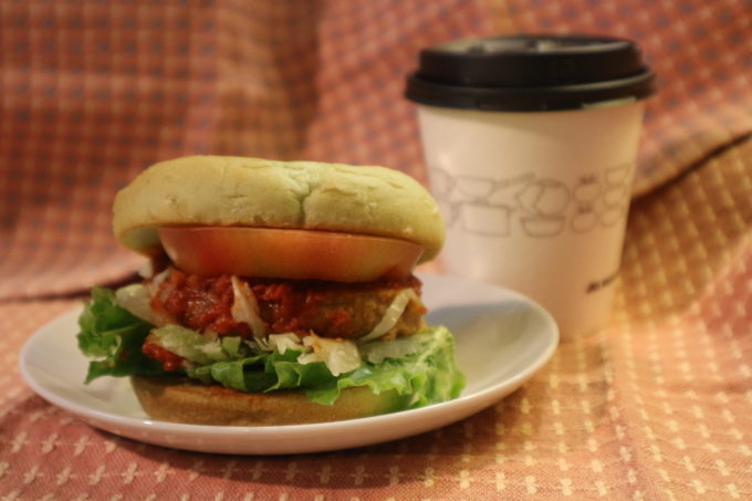 モスフードサービスが導入した、植物由来原料を使ったグリーンバーガー