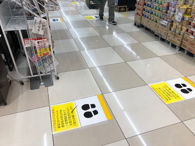 レジ前ではソーシャルディスタンスを確保することが求められている