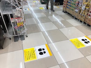 レジ前ではソーシャルディスタンスを確保することが求められている