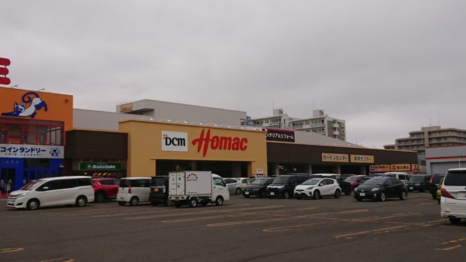 ＤＣＭホーマックは遠隔地のハンディを高度なシステムで克服し、北海道・東北トップのホームセンターに躍進した（札幌市厚別区のＤＣＭホーマック厚別東店）