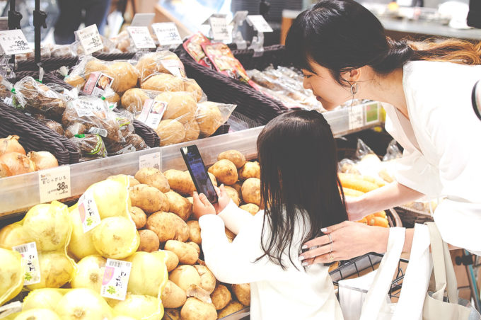 買物途中にスキャンすればレジ待ちは解消（イオン「レジゴー」）