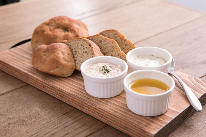 在宅勤務をきっかけに、ランチ用にベースフードの購入を始めた人も多い。写真の「ベースブレッド」は糖質を35％カットした完全栄養食のパン