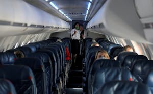 米ユタ州ソルトレークシティーの空港を出発するデルタ航空機の客室内