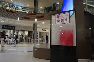 換気を促進するために、出入口はすべて開放した状態を保つほか、幕張新都心店では全8台のサーキュレーターも稼働させている