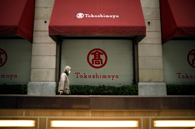 休業する東京都内の百貨店