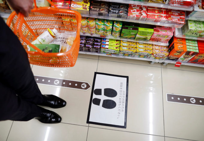 コロナ対策をしている都内のコンビニエンスストア