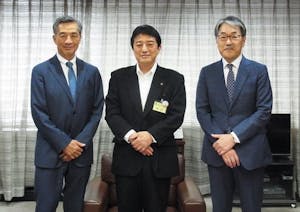 府中市の高野律雄市長（写真中央）を表見訪問したノジマの野島廣司社長（左）