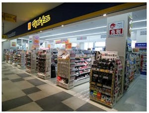 複合商業施設「キーノ和歌山」の商業ゾーン1階に出店したマツキヨの外観