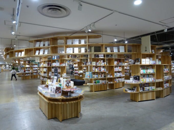 無印良品 直江津では、「スターバックス」と「MUJI BOOKS」で構成さsれる「BOOKS ＆ CAFÉ」を展開（写真はMUJI BOOKS部分）