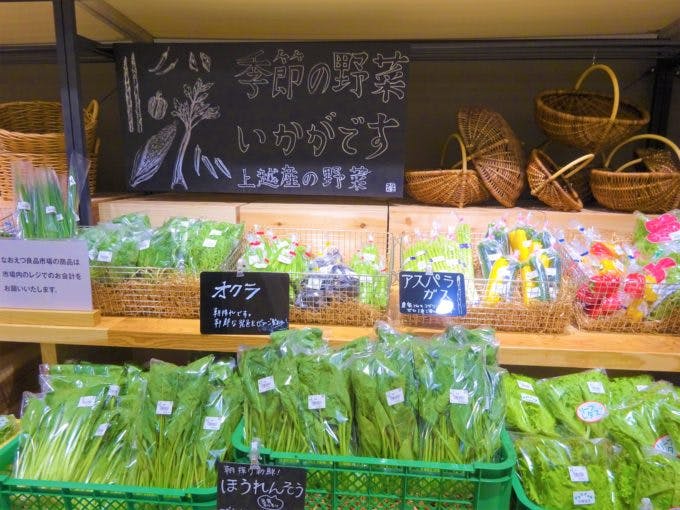 なおえつ良品市場では、上越産の野菜を中心に約100品目を展開する