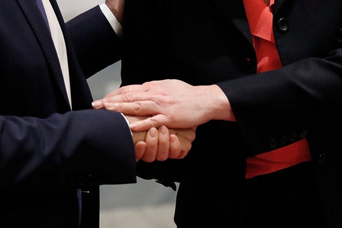 握手を交わすビジネスマン