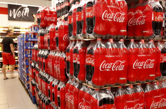 店頭に並ぶコカ・コーラ商品