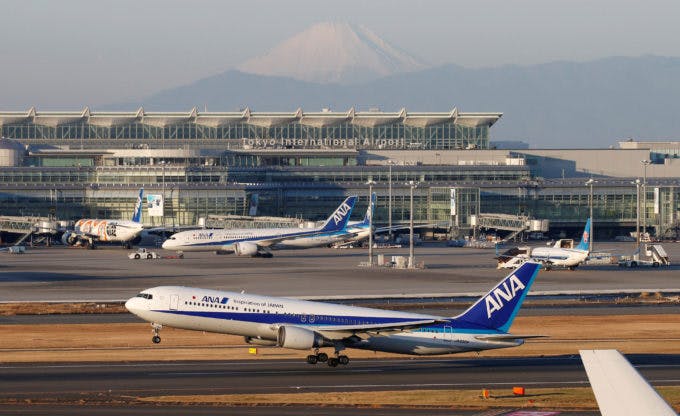 羽田空港を離陸するANA旅客機