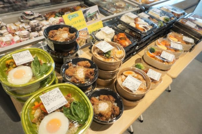 同じ横浜市内にある「いちょう並木通り店」で製造する弁当や総菜を約30SKU販売している