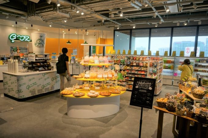 ６月24日にオープンした「gooz JR横浜タワー店」。黄色と緑のトレードカラーが印象的な内装デザインだ