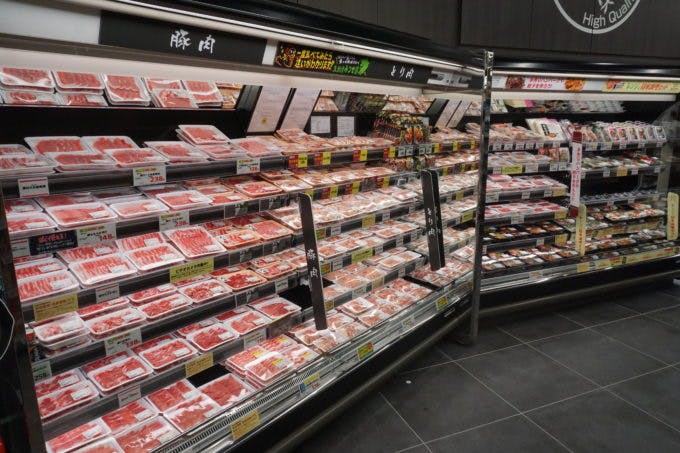 精肉部門はアウトパック商品を活用することで幅広い品揃えを提供する