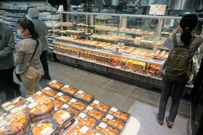 総菜は多くの商品を店内調理で提供。出入口すぐの場所の壁面にはガラス窓を採用し調理風景が見えるようにして、来店客に店内で手づくりしていることをアピールする