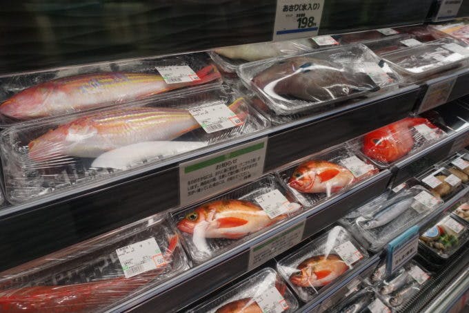 鮮魚売場ではパック売りの丸物も充実させている