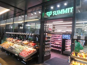 ７月10日にオープンした「サミットストア神田スクエア店」。写真は青果側の出入口で、店頭でも青果を販売することで生鮮品が揃う店であることをアピールする