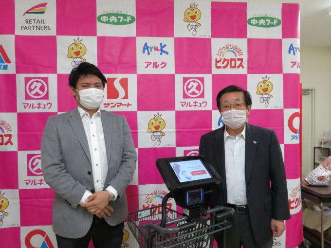 左から、RetailAIの永田洋幸社長とリテールパートナーズ・丸久の田中康男社長