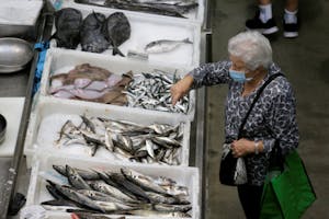 スペイン・ポンテベドラの魚市場で買い物をする人