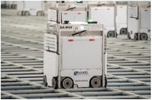 イオンのネットスーパー専用配送センターで使われる、英オカドグループの技術を活用したロボット