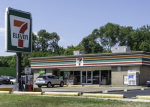 写真はミシガン州にあるセブン-イレブン(RiverNorthPhotography / istock)