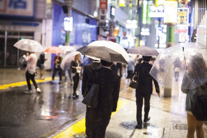 雨の街並み