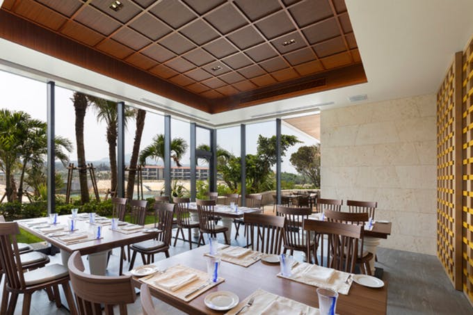 イタリアレストラン「クッチーナ セラーレ」は、ハイクラスホテル「ハイアット リージェンシー 瀬良垣アイランド沖縄」内に入る
