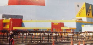 1. アピタ松任店。外装のトリコロールカラーの意味を家田さんは「最後まで分からなかった」