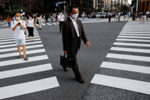 マスクを着用する東京都内の通行人