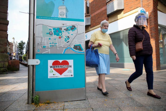 英ウォリントンの街を歩く人々