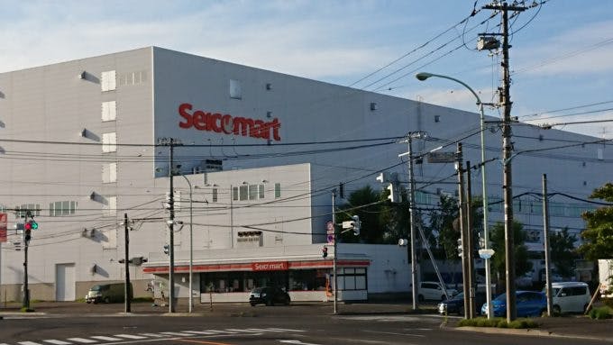 セコマ子会社のセイコーフレッシュフーズが運営する札幌配送センター（札幌市内）。いち早く取り組んだ物流の完全自前化が過疎地の店舗展開を支えている