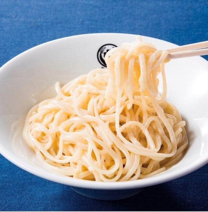 名物メニューの「日本一おいしいミートソース」。麺の下に隠れたミートソースを絡めて食べる