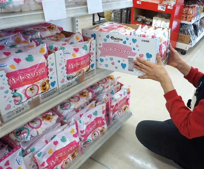 カッターを使わず開封できる段ボールの陳列