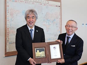 京大の山極総長から表彰状と記念の盾を贈られた柳井会長兼社長
