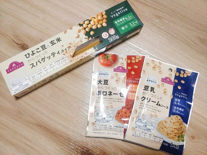 ひよこ豆と玄米からつくったスパゲッティタイプ」（左）と「豆乳からつくったクリームソース」（右）